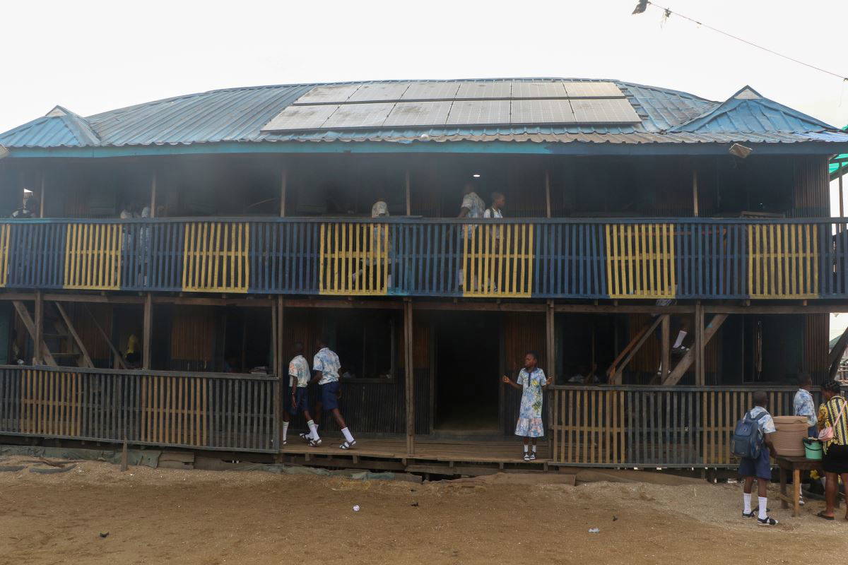 Afrika'nın Venediki'nde çocuklar yüzen okulda hayata hazırlanıyor