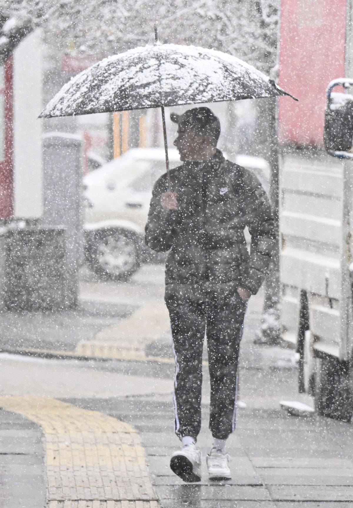 Türkiye kar yağışı ile uyandı! İstanbul, Ankara, Eskişehir ve Bolu'dan kar manzaraları