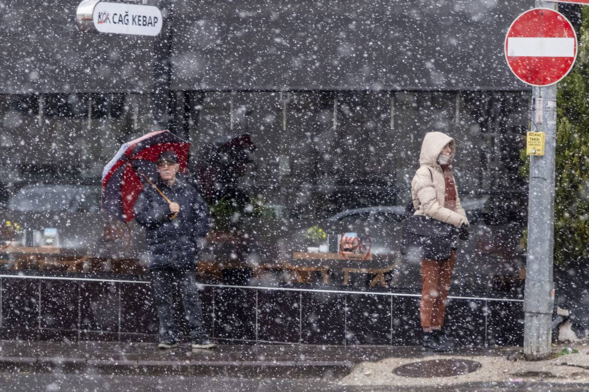 Türkiye kar yağışı ile uyandı! İstanbul, Ankara, Eskişehir ve Bolu'dan kar manzaraları