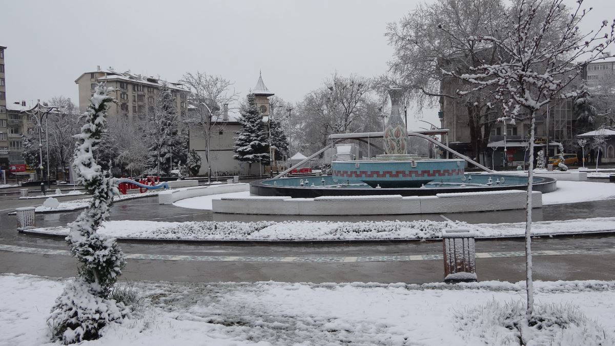 Türkiye kar yağışı ile uyandı! İstanbul, Ankara, Eskişehir ve Bolu'dan kar manzaraları