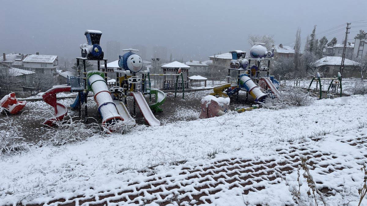 Türkiye kar yağışı ile uyandı! İstanbul, Ankara, Eskişehir ve Bolu'dan kar manzaraları