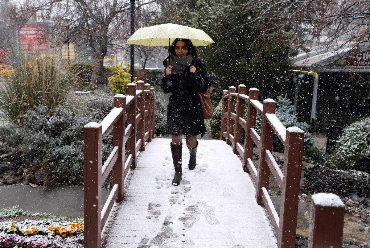 Türkiye kar yağışı ile uyandı! İstanbul, Ankara, Eskişehir ve Bolu'dan kar manzaraları