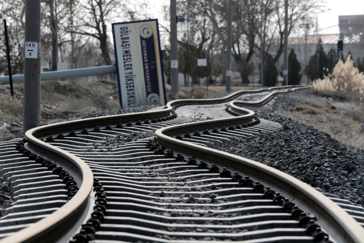 Depremler, Adıyaman'daki demir yolunun bükülmesine neden oldu