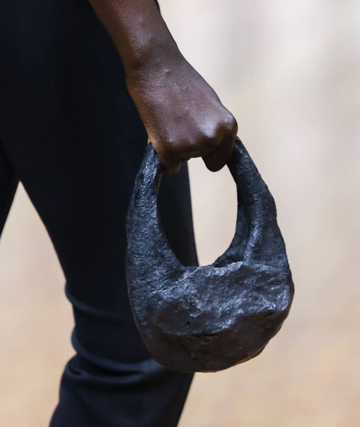 Göktaşından yapılan çanta fiyatıyla gündem oldu