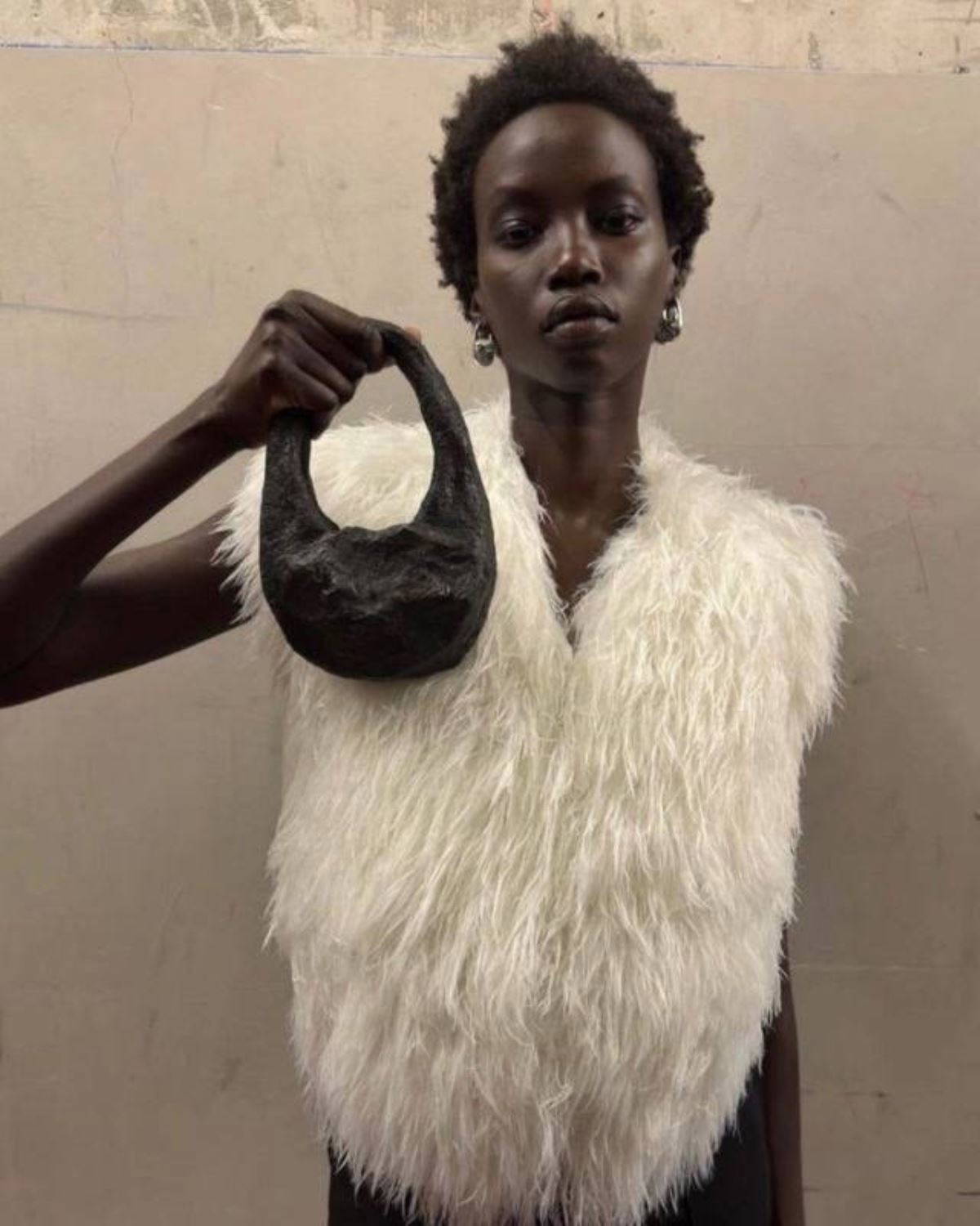 Göktaşından yapılan çanta fiyatıyla gündem oldu