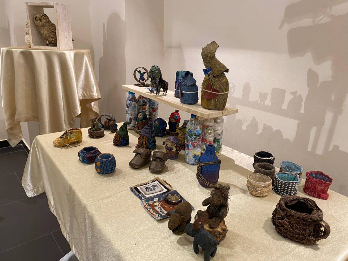 Atık çöplerden sanat eserleri üretildi