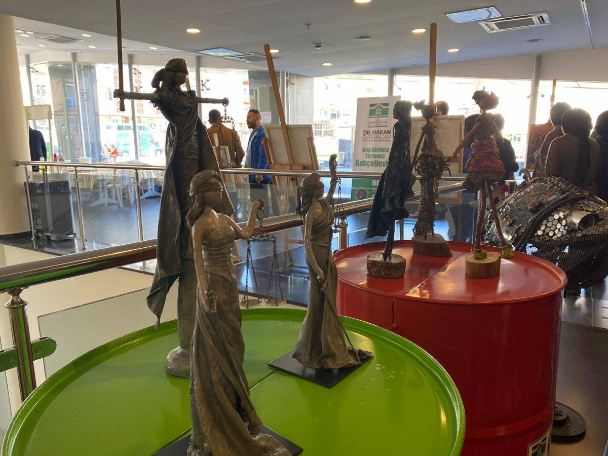 Atık çöplerden sanat eserleri üretildi