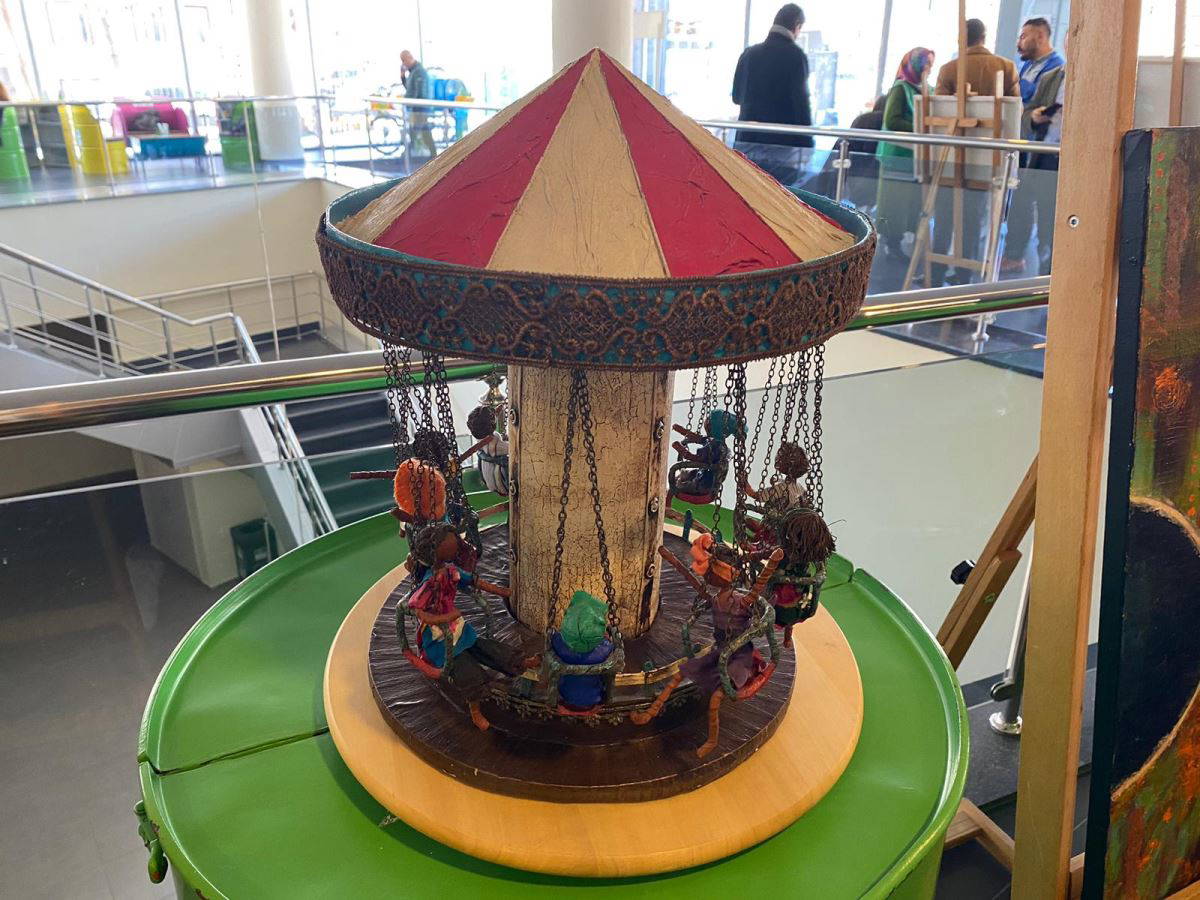 Atık çöplerden sanat eserleri üretildi