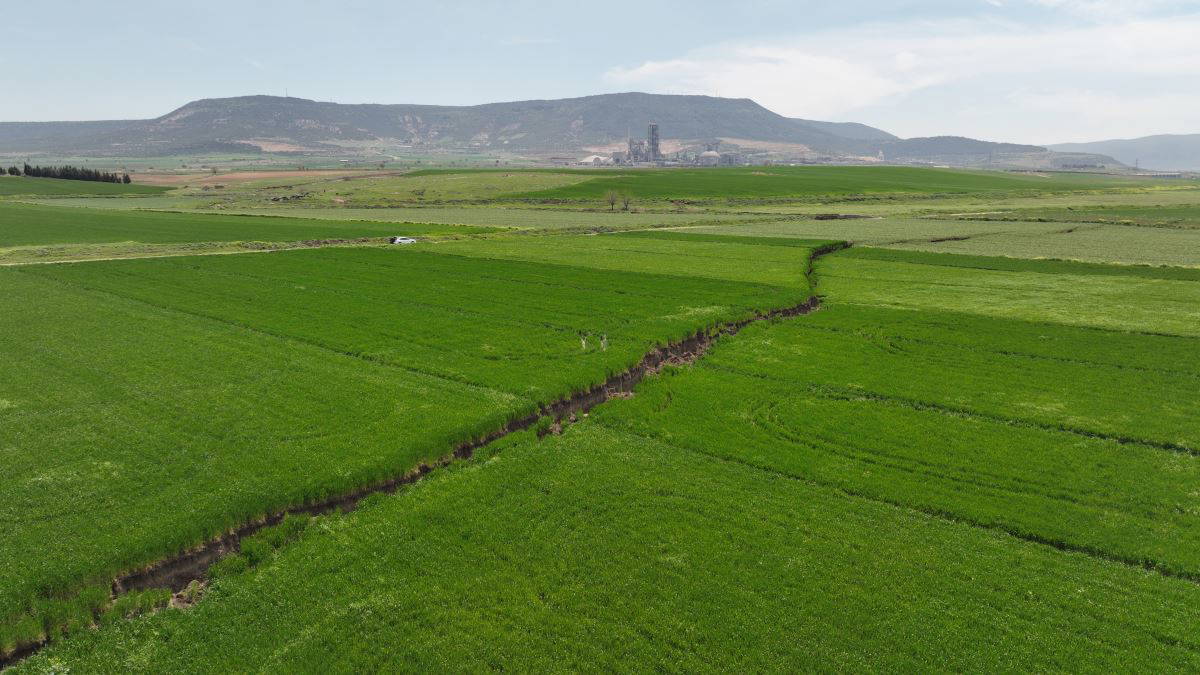 Deprem nedeniyle arazilerde 2 metreyi bulan çökmeler çiftçileri zorluyor