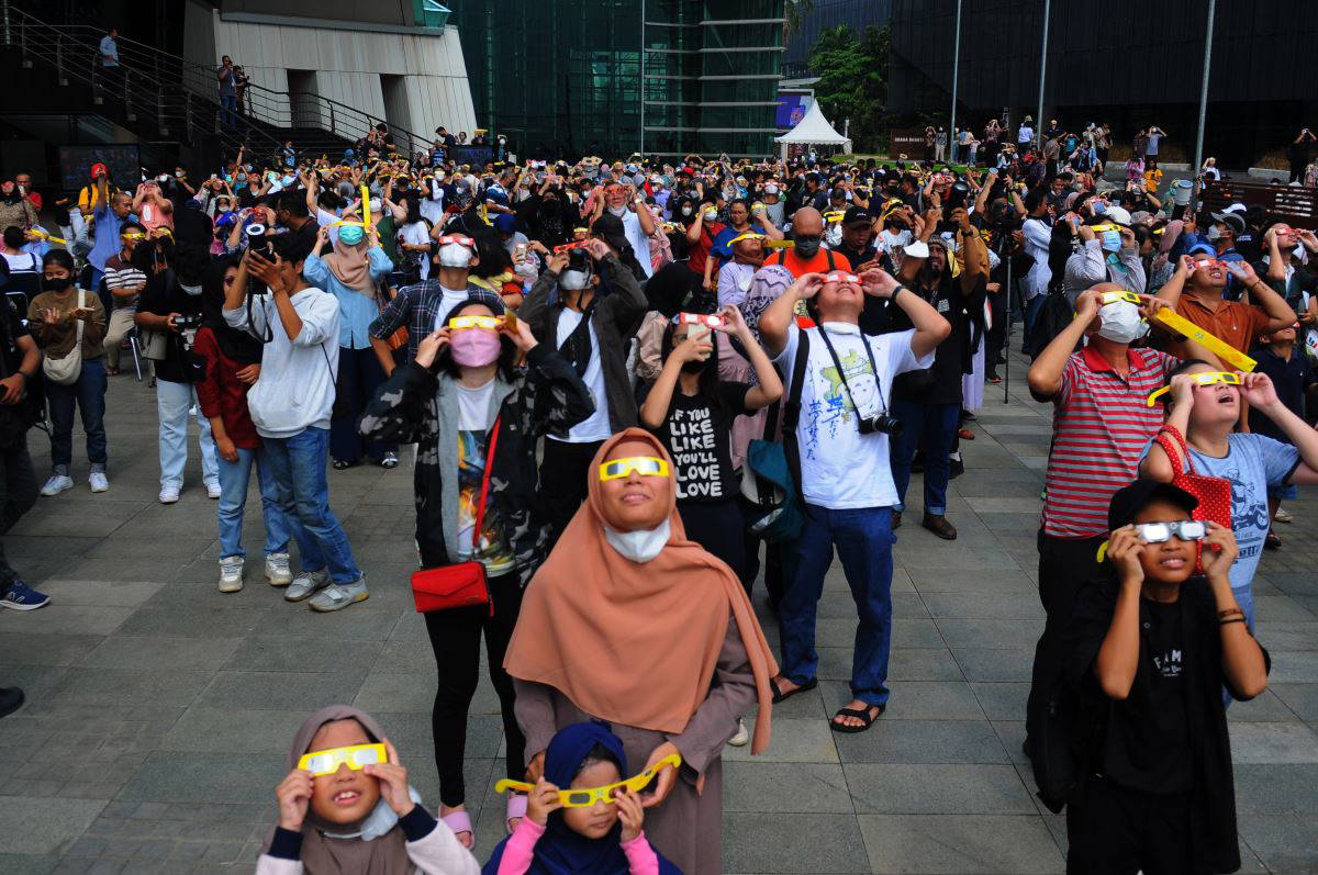 10 yılda bir görülüyor!  Hibrit güneş tutulması böyle görüntülendi!