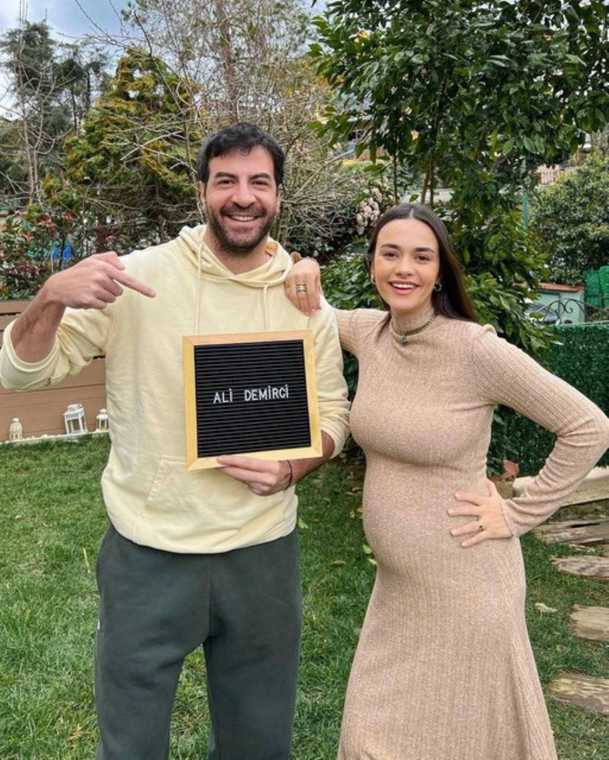 Hande Soral ve İsmail Demirci çifti bebeklerinin yüzünü ilk kez paylaştı