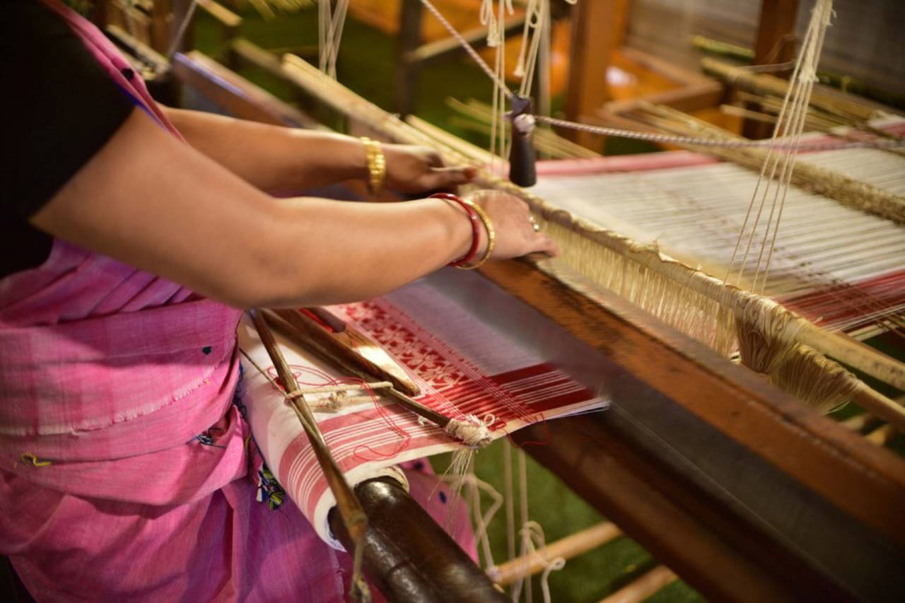 Hindistan'da kadınlar geleneksel 'peşkir' sanatını devam ettiriyor