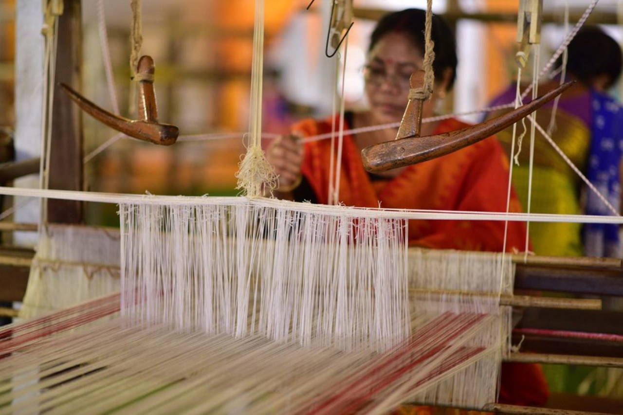 Hindistan'da kadınlar geleneksel 'peşkir' sanatını devam ettiriyor