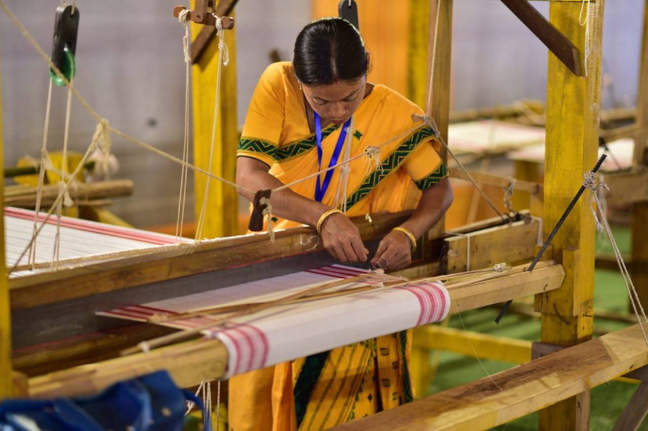 Hindistan'da kadınlar geleneksel 'peşkir' sanatını devam ettiriyor
