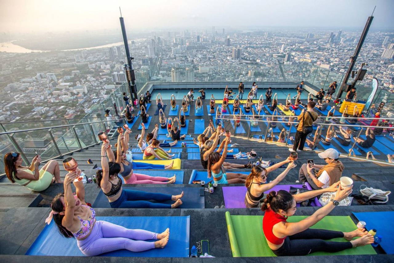 Yoga severler Bangkok'un zirve noktasında buluştu