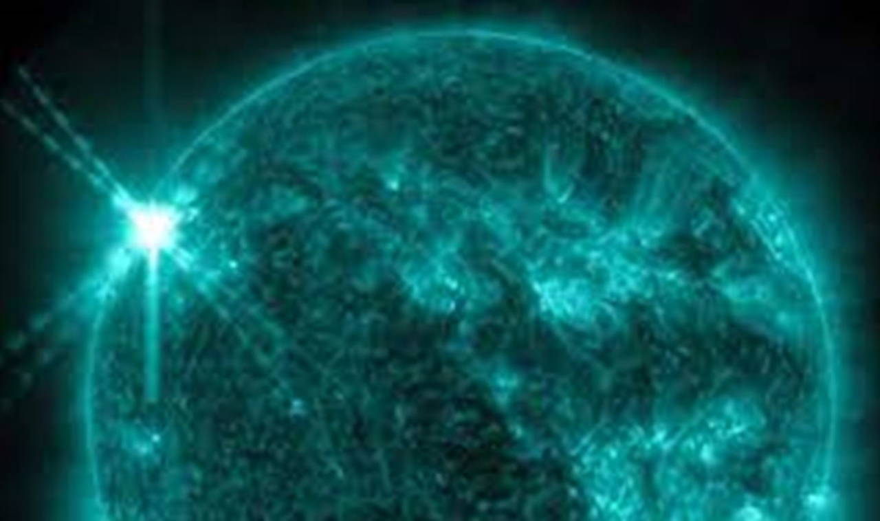 Güneş'in yüzeyinde Dünya'nın dört katı büyüklüğünde gizemli bir siyah nokta belirdi