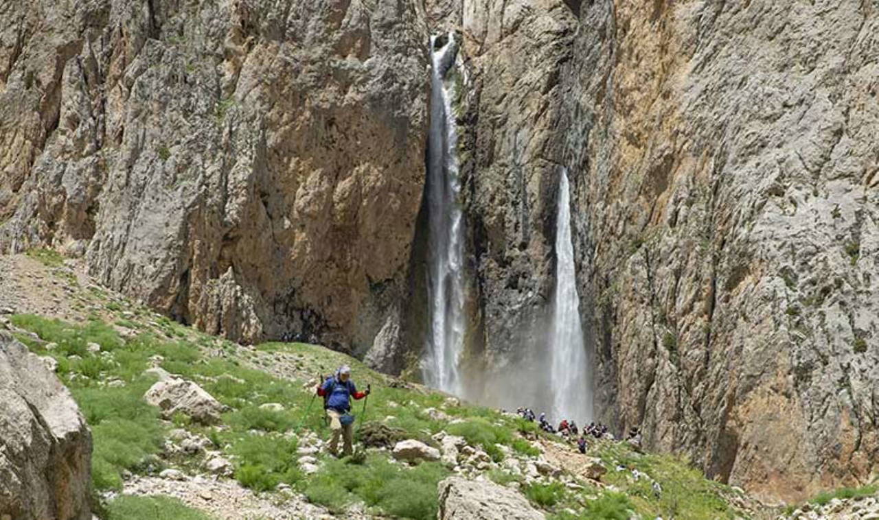 Yağışlarla debisi yükselen Kırkmerdiven Şelaleleri'ne doğa gezileri başladı