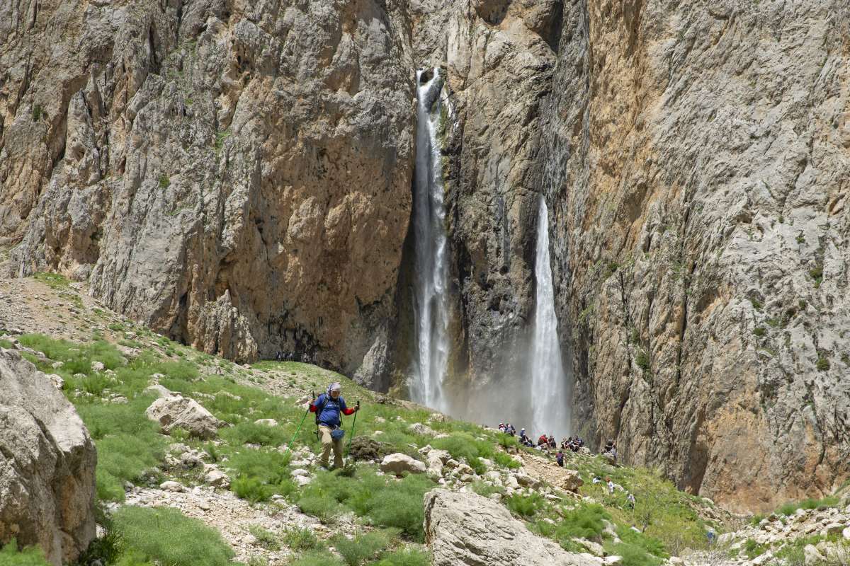 Yağışlarla debisi yükselen Kırkmerdiven Şelaleleri'ne doğa gezileri başladı