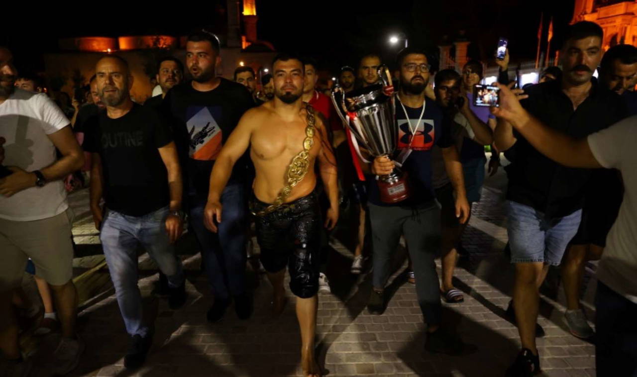 Başpehlivan Yusuf Can Zeybek hamam geleneğini sürdürdü