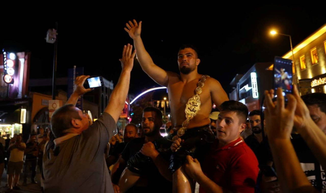 Başpehlivan Yusuf Can Zeybek hamam geleneğini sürdürdü