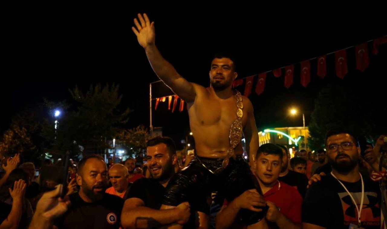 Başpehlivan Yusuf Can Zeybek hamam geleneğini sürdürdü