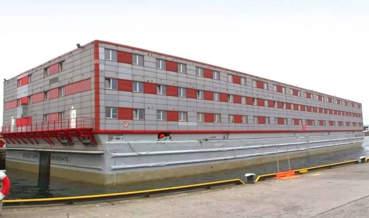 Sığınmacılar için 'yüzer hapishane' sosyal medyada gündem oldu