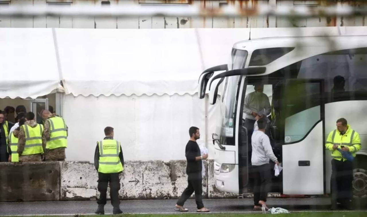 Sığınmacılar için 'yüzer hapishane' sosyal medyada gündem oldu