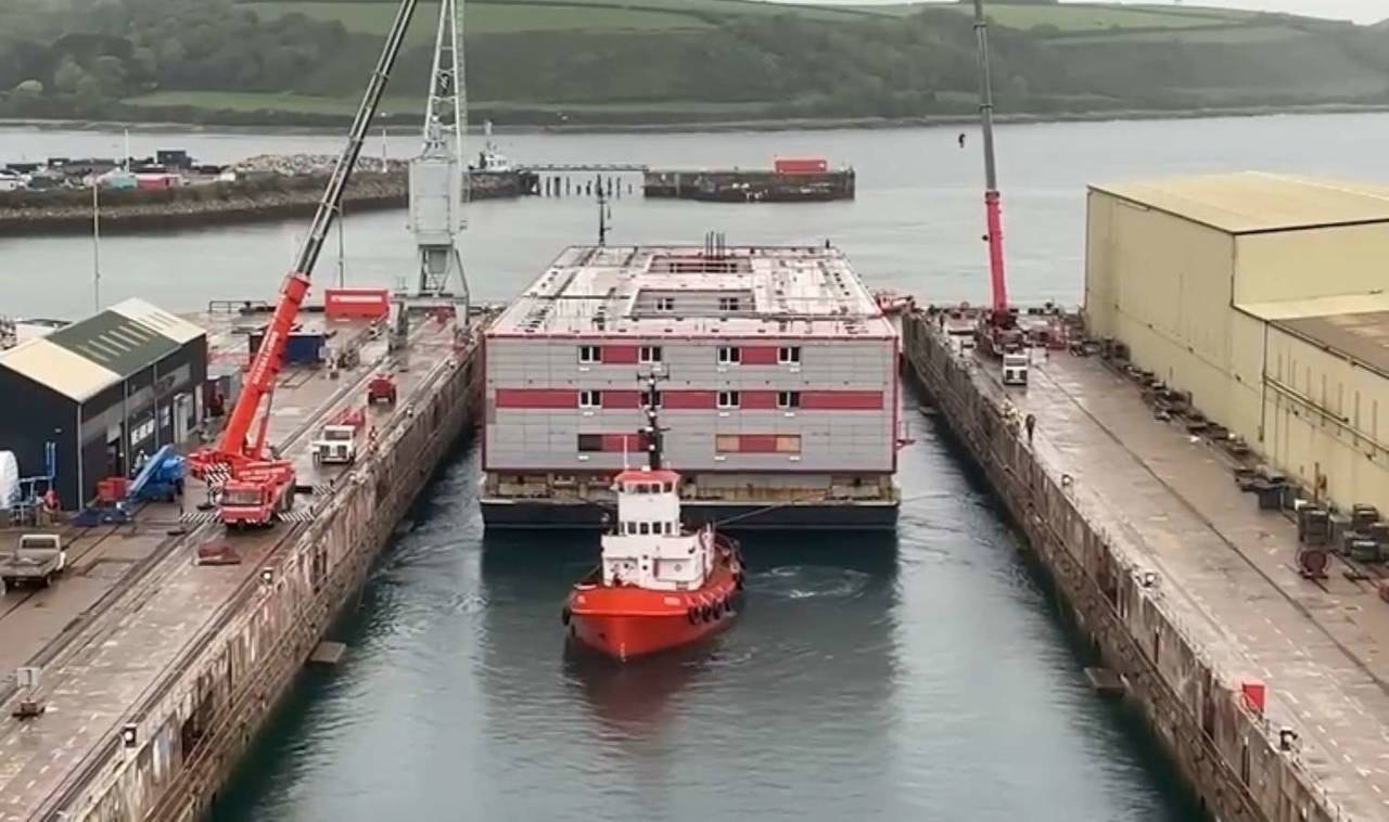 Sığınmacılar için 'yüzer hapishane' sosyal medyada gündem oldu