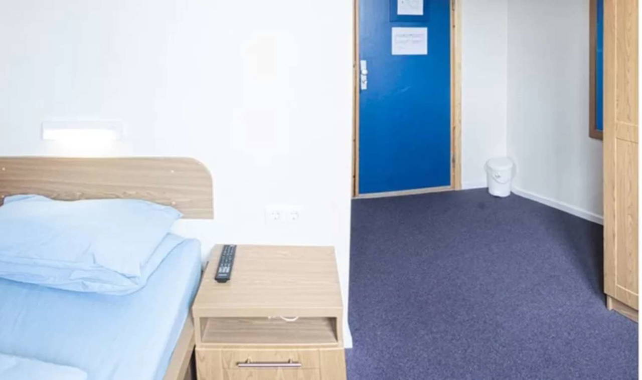 Sığınmacılar için 'yüzer hapishane' sosyal medyada gündem oldu