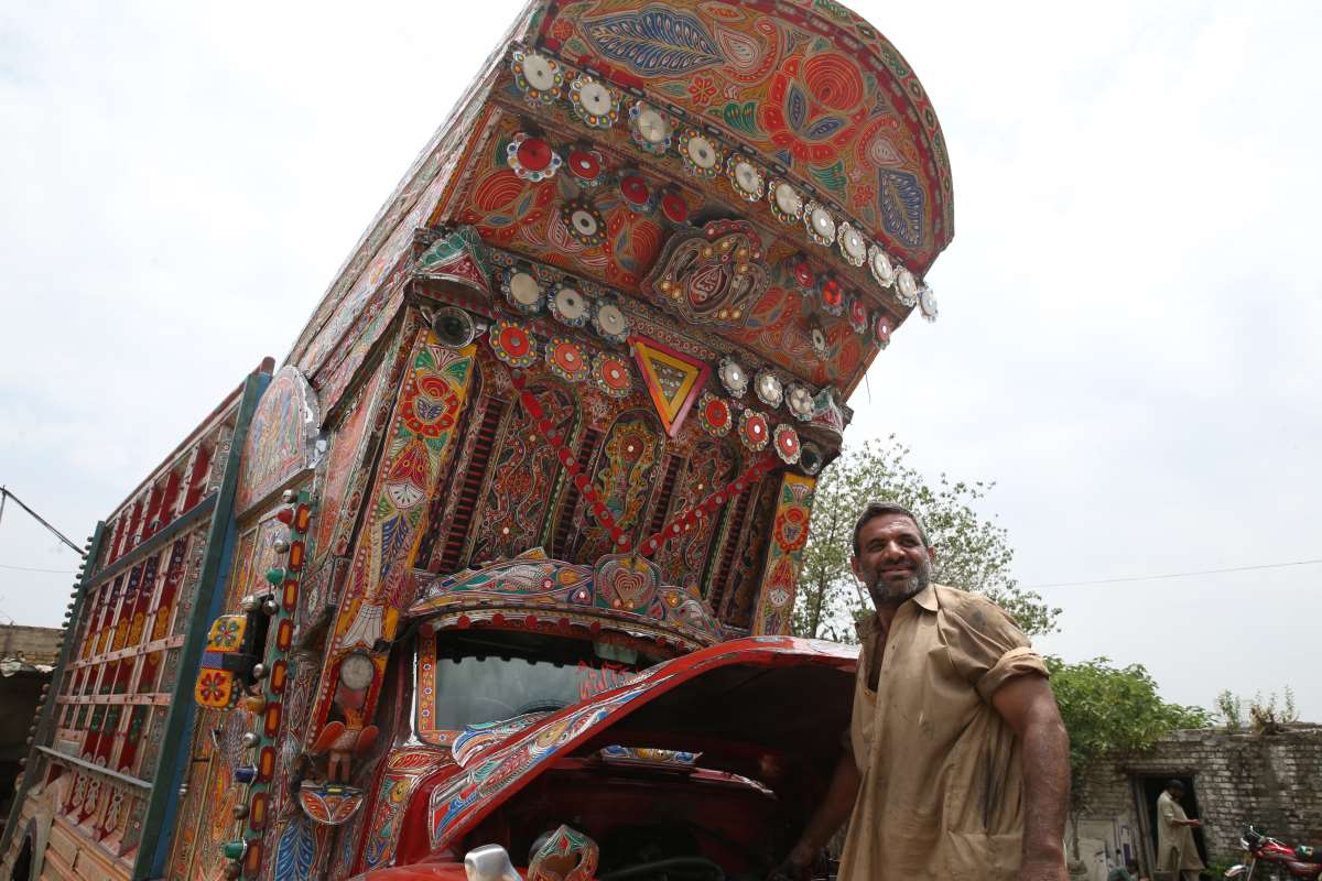 Kamyonlar, ustaların elinde rengarenk 