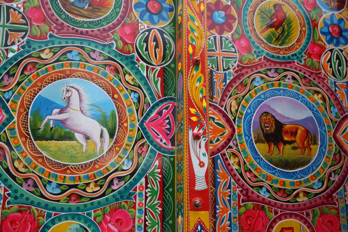 Kamyonlar, ustaların elinde rengarenk 