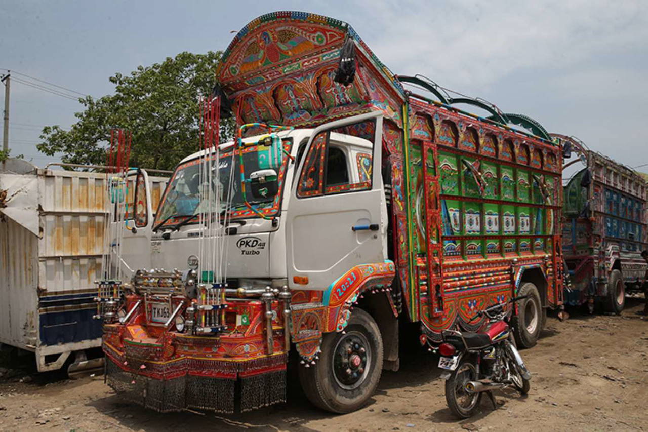 Kamyonlar, ustaların elinde rengarenk 