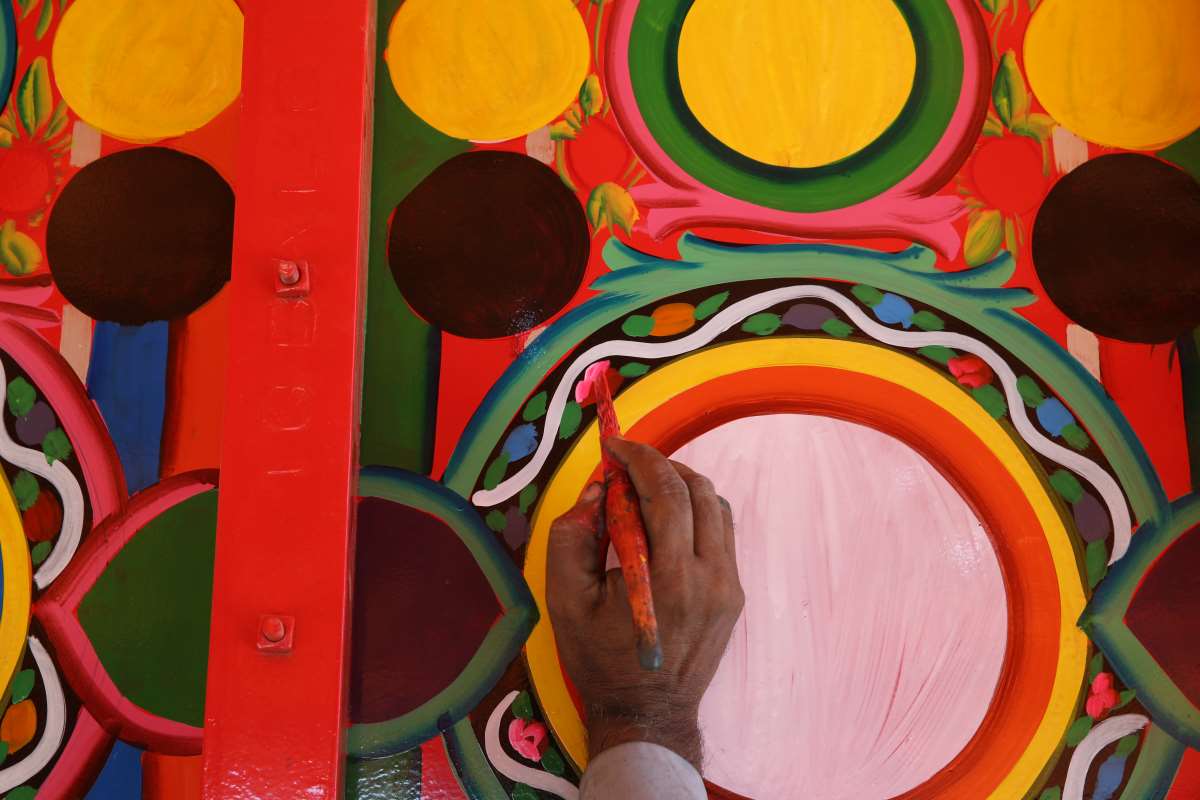 Kamyonlar, ustaların elinde rengarenk 