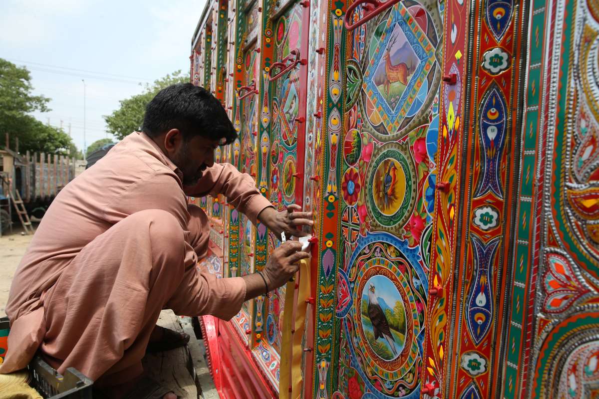 Kamyonlar, ustaların elinde rengarenk 