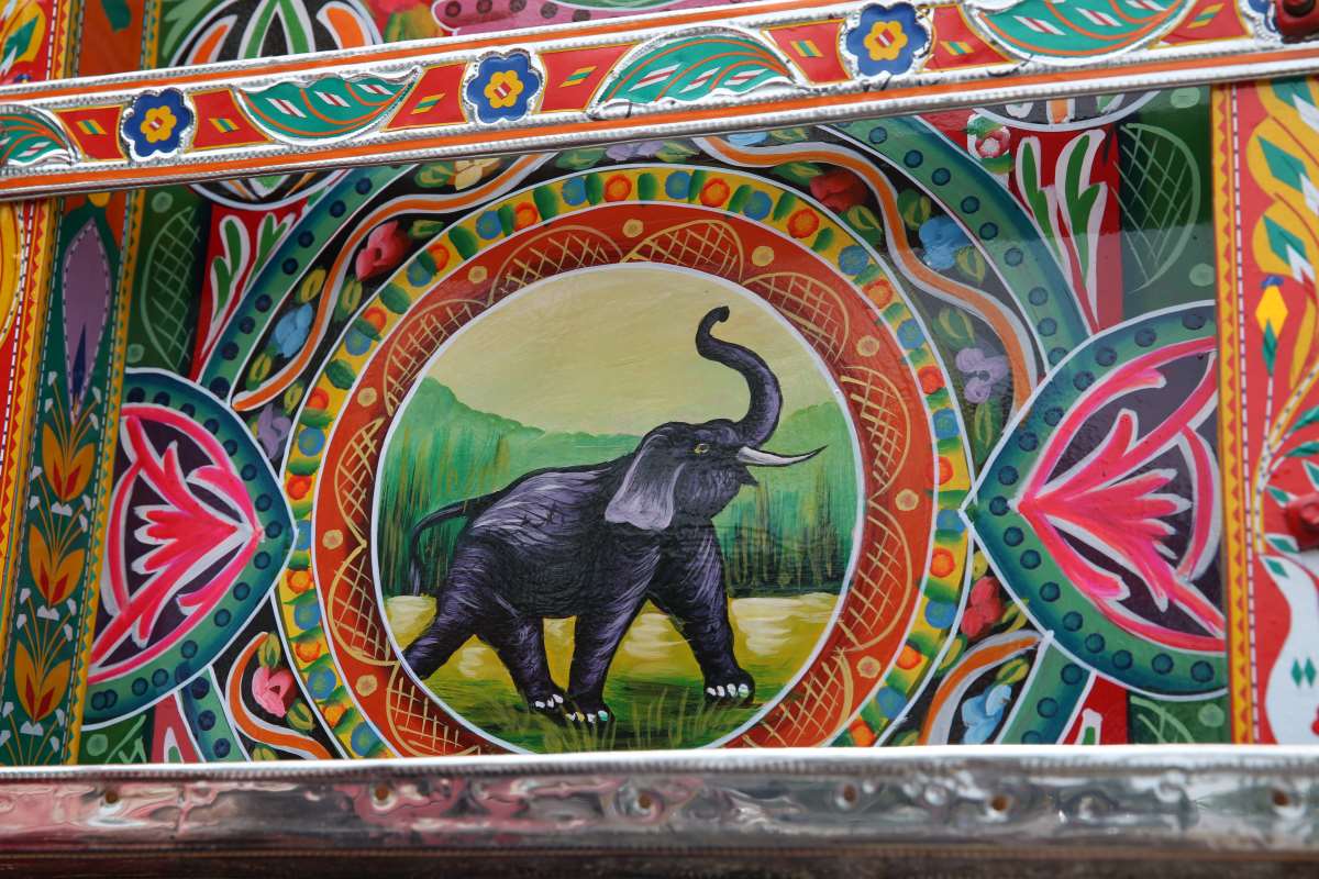 Kamyonlar, ustaların elinde rengarenk 