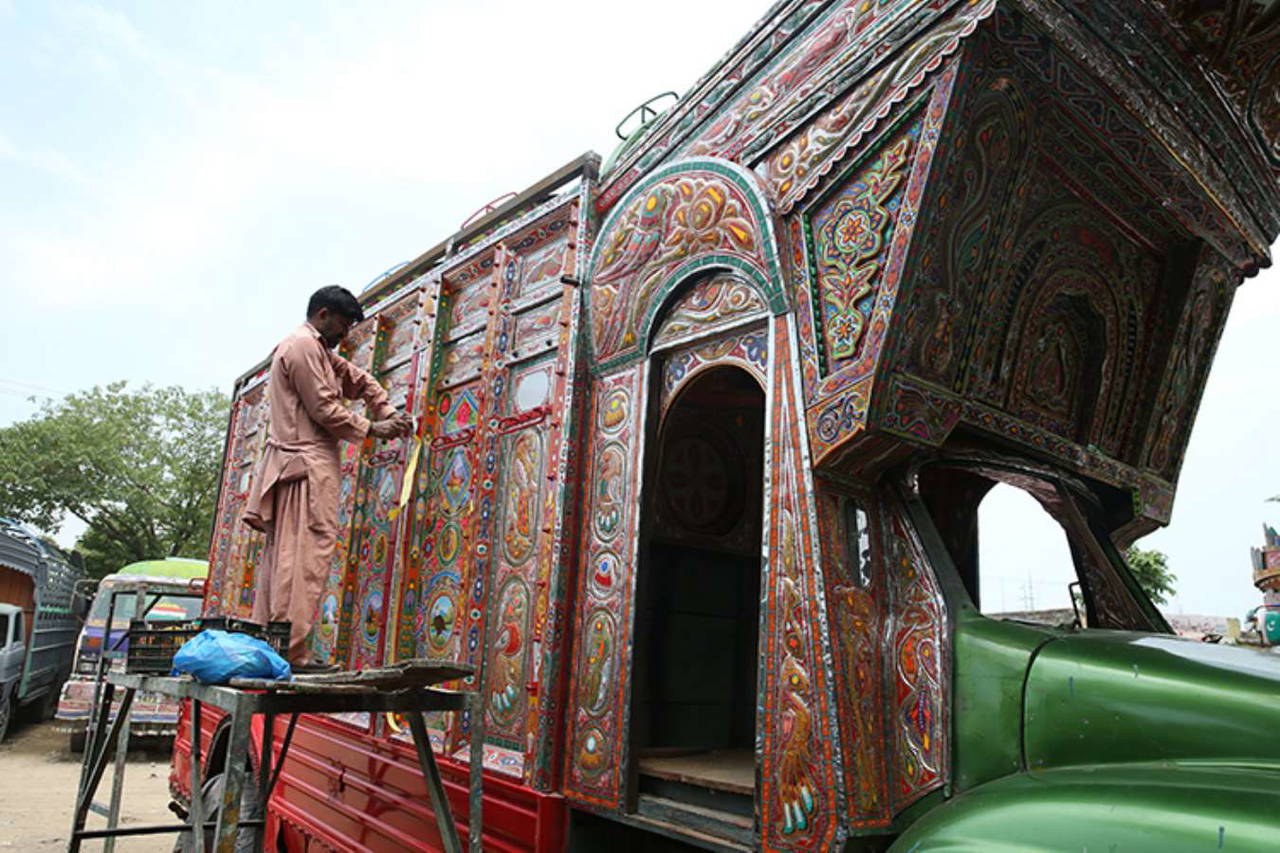 Kamyonlar, ustaların elinde rengarenk 