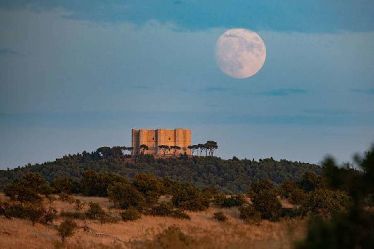 Dünyanın dört bir yanından 'Süper Mavi Ay' manzaraları