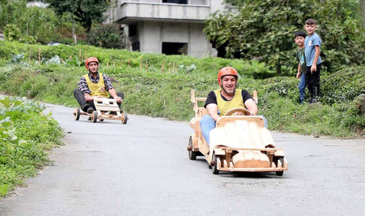 Rize'de heyecan dolu anlar: Tahta arabalar 'Laz Ralli'nde kapıştı!