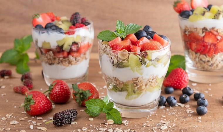 Bu gıdalar gece açlığını bastırırken kilonuzu koruyor: Geç saatte tüketebileceğiniz 5 sağlıklı atıştırmalık