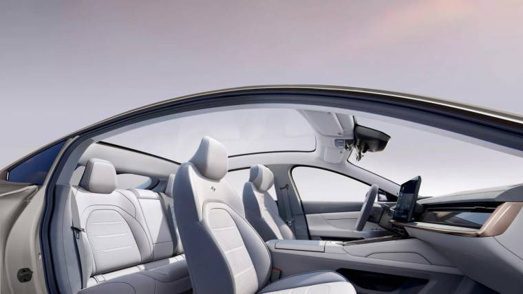 Egea fiyatına kapıları Lamborghini gibi açılan model: Yeni 4 kapılı coupe