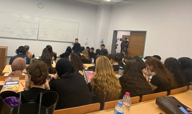 Üniversite öğrencileri kadın cinayetleri için siyah giyindi