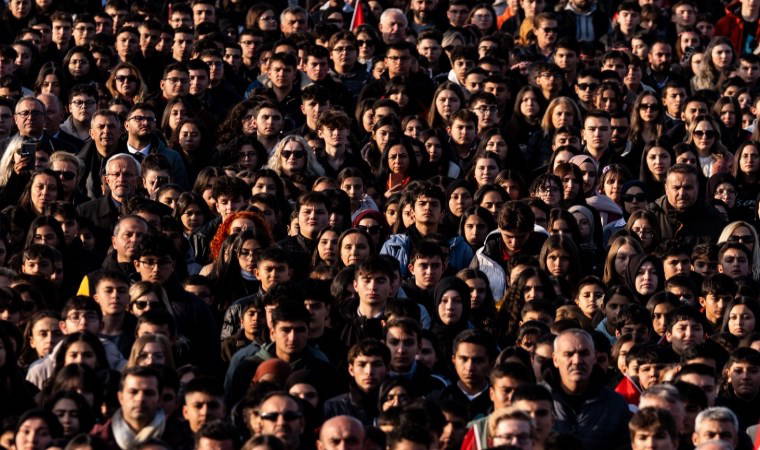 Türkiye Ata'sını andı: Saat 9'u 5 geçe tüm yurtta hayat durdu...