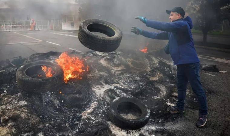 Otomotiv sektöründe kriz derinleşiyor: Dev lastik üreticisi fabrikalarını kapatıyor! İşçiler grevde...