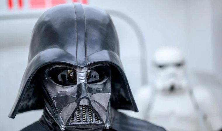 Açık artırmada rekor kıran sembolleşmiş film objeleri