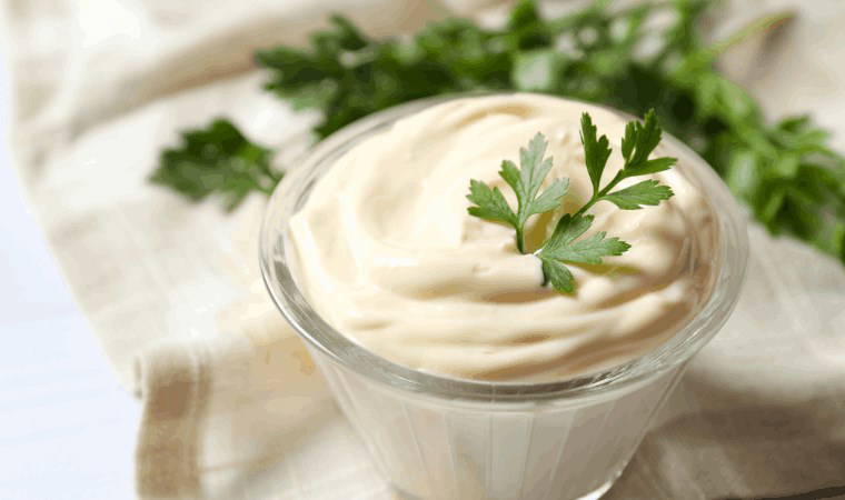 Dondurulduğunda tehlikeli hale geliyor, zehirlenmelere sebep oluyor: Buzlukta asla bulundurmamanız gereken 10 besin