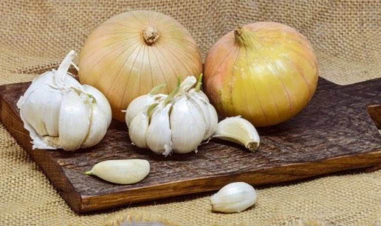 Gıdaların bozulmasına sebep oluyor, zehirlenmelere yol açıyor: Buzdolabında saklanmaması gereken 10 besin