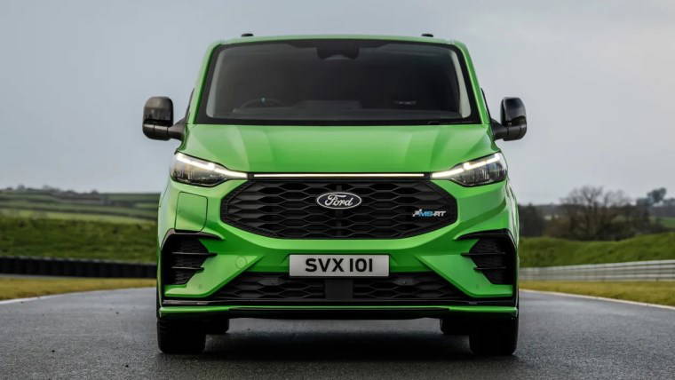 Ford Transit Custom artık yarışçıları da çağırıyor! Bu minibüs beklediğinizden çok daha hızlı....