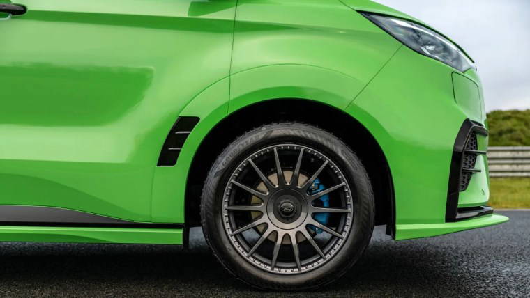 Ford Transit Custom artık yarışçıları da çağırıyor! Bu minibüs beklediğinizden çok daha hızlı....