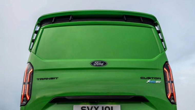 Ford Transit Custom artık yarışçıları da çağırıyor! Bu minibüs beklediğinizden çok daha hızlı....