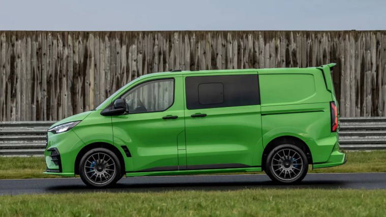 Ford Transit Custom artık yarışçıları da çağırıyor! Bu minibüs beklediğinizden çok daha hızlı....